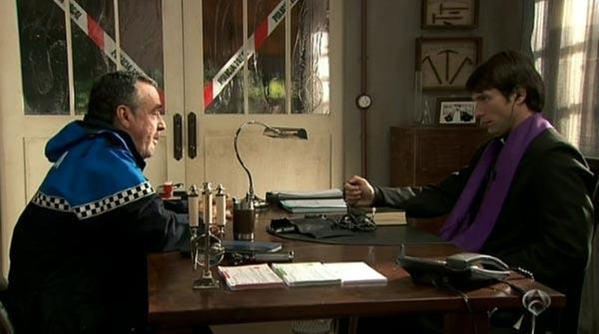 El capellà Roberto passa consulta mèdica (’Doctor Mateo’, A-3 TV).