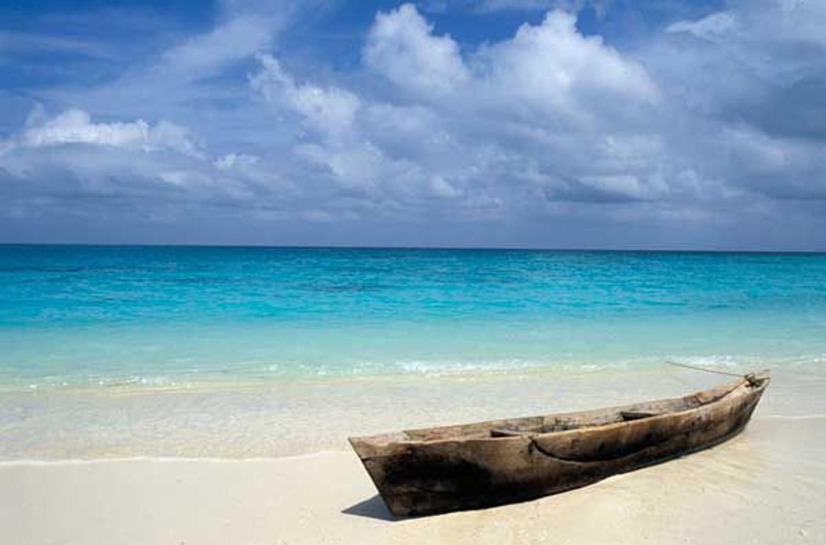 Típica canoa de Zanzíbar en una de las playas de la isla de Unguja.