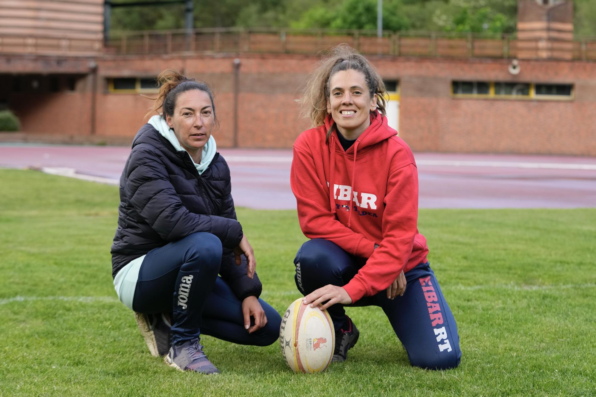 Raquel Fraguas y Cristina Guntin, preparadora física y entrenadora del Eibar Rugby Taldea.