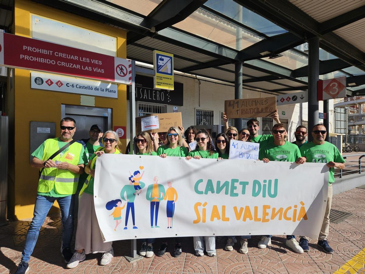 Profesorado de Canet, en la estación, con una pancarta.