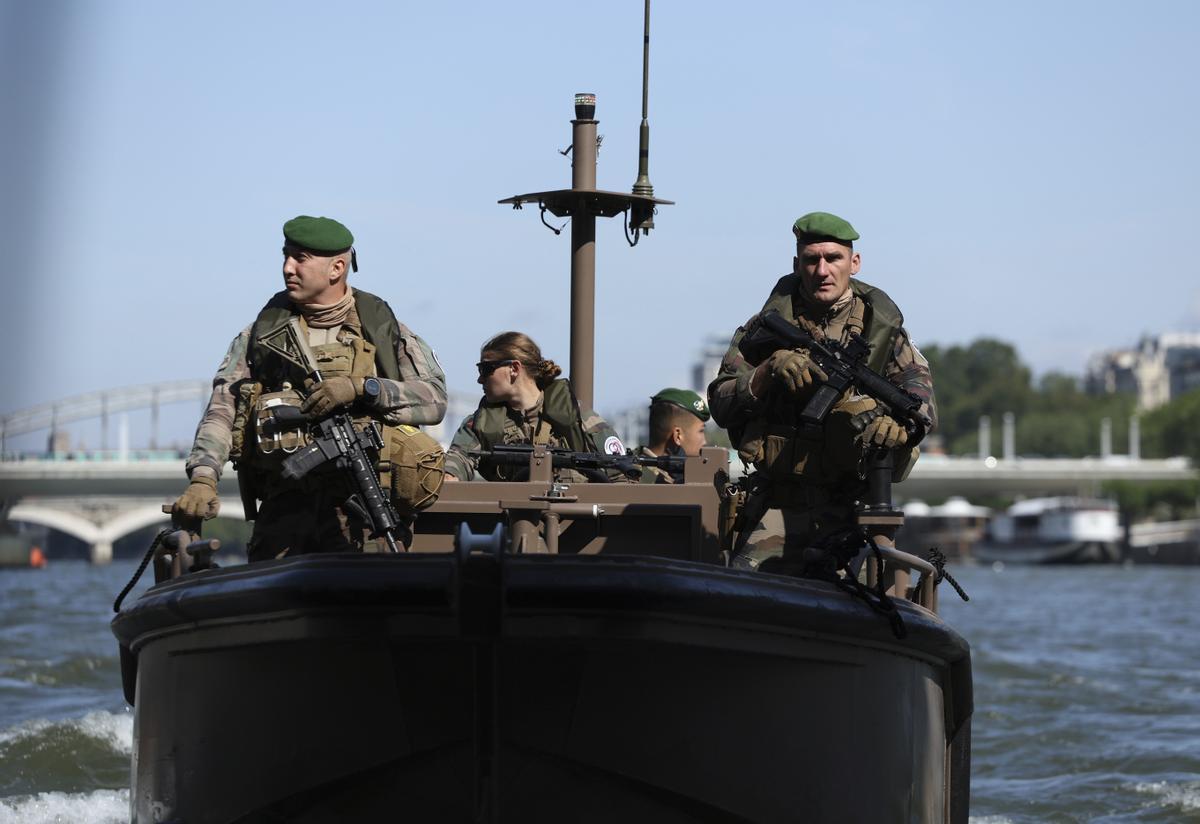 Soldiers patrol on the Seine river, Wednesday, July 17, 2024 in Paris. Frances armed forces held a demonstration of the security measures planned on the River Seine, both in and out of the water, to make it safe for athletes and spectators during the opening ceremony of the Paris Olympics. Organizers have planned a parade of about 10,000 athletes through the heart of the French capital on boats on the Seine along a 6-kilometer (3.7-mile) route at sunset on July 26. (AP Photo/Aurelien Morissard) / EDITORIAL USE ONLY / ONLY ITALY AND SPAIN