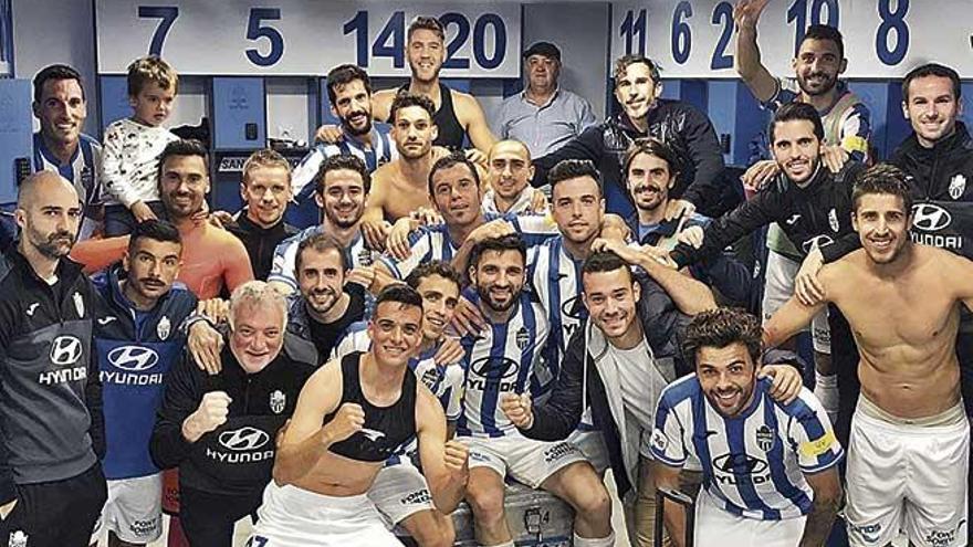 Los jugadores y cuerpo tÃ©cnico del Baleares celebran una victoria en el vestuario.