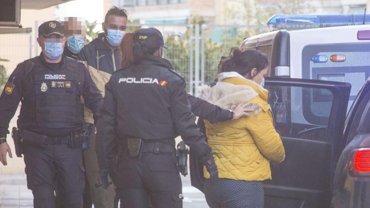 La Policía Nacional traslada a dos personas detenidas en la operación en Alicante. | PILAR CORTÉS