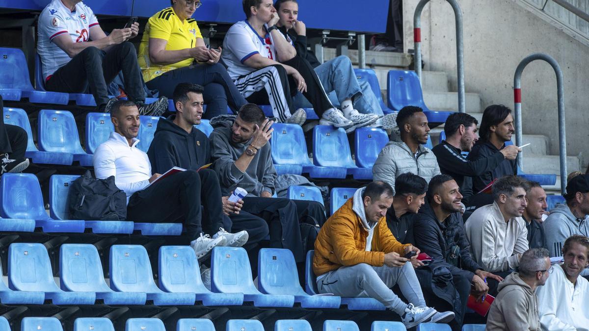 Piqué amb Thiago i Busquets, veient un partit.