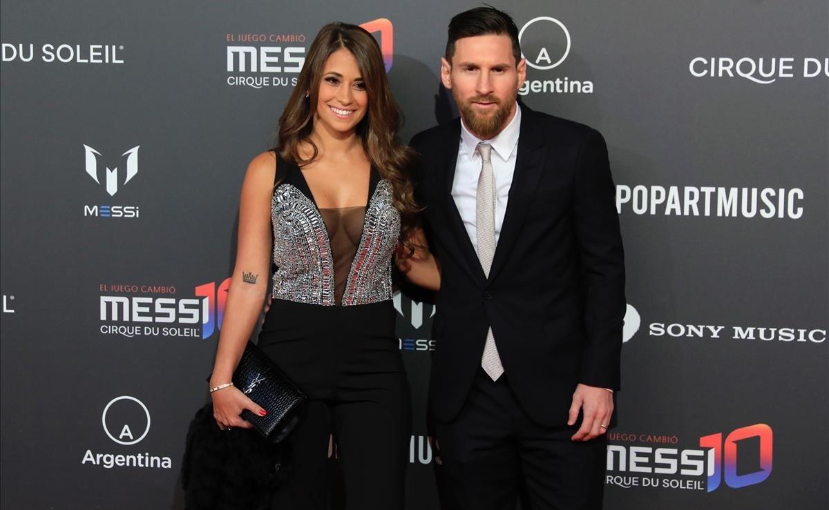 El futbolista argentino Leo Messi y su esposa Antonella Rocuzzo posan para los fotógrafos en la alfombra roja de la fiesta de presentación del nuevo show de Cirque du Soleil inspirado en el jugador del F.C. Barcelona, este jueves en el Camp Nou.