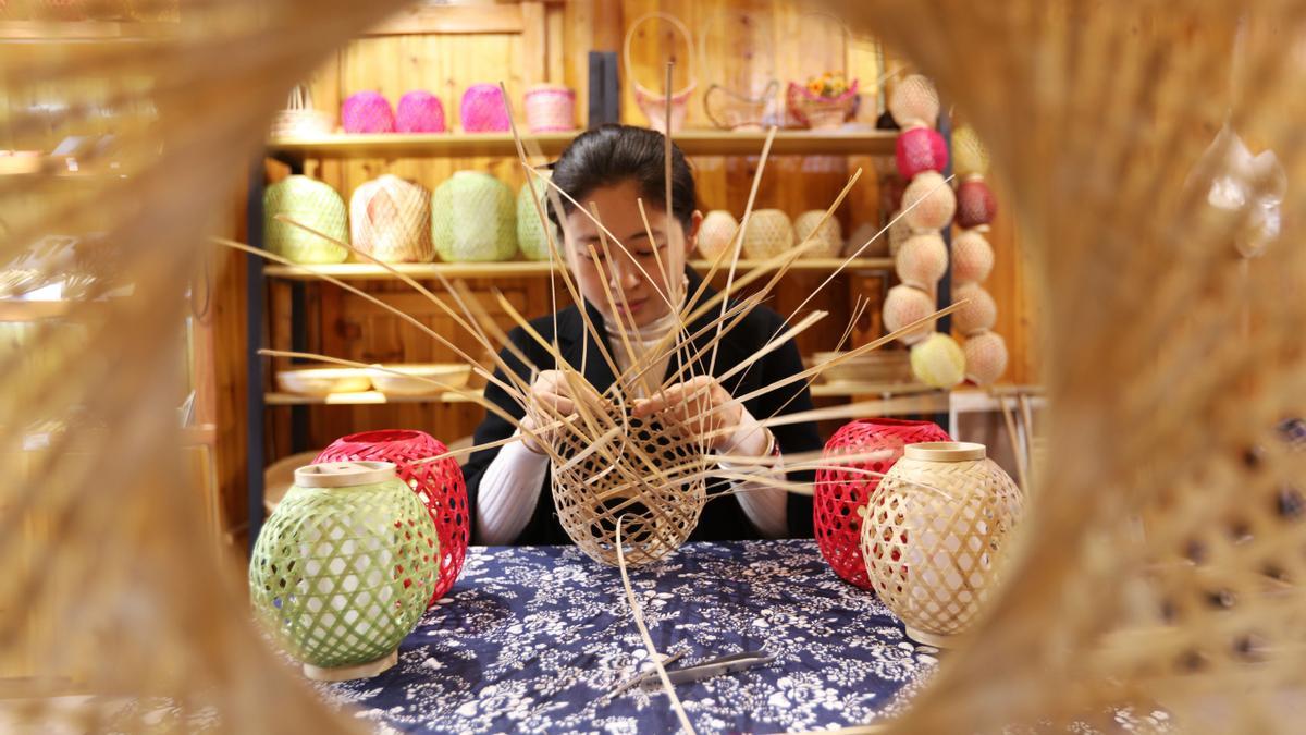 La artesanía contribuye en China a la erradicación de pobreza.