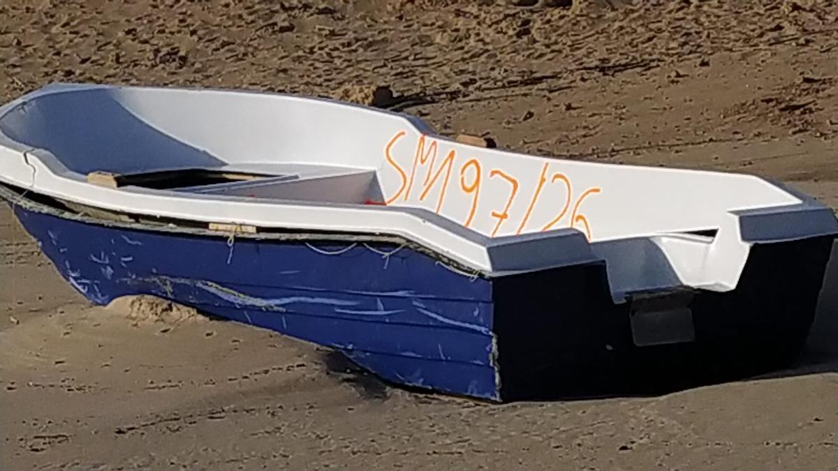 La embarcación tiene una inscripción que señala que sus ocupantes fueron rescatados por Salvamento Marítimo.