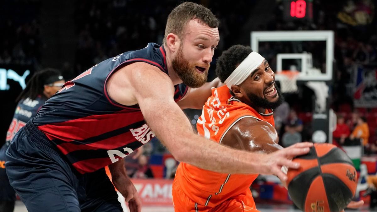 Matt Costello y Brandon Davies, en un partido de esta temporada