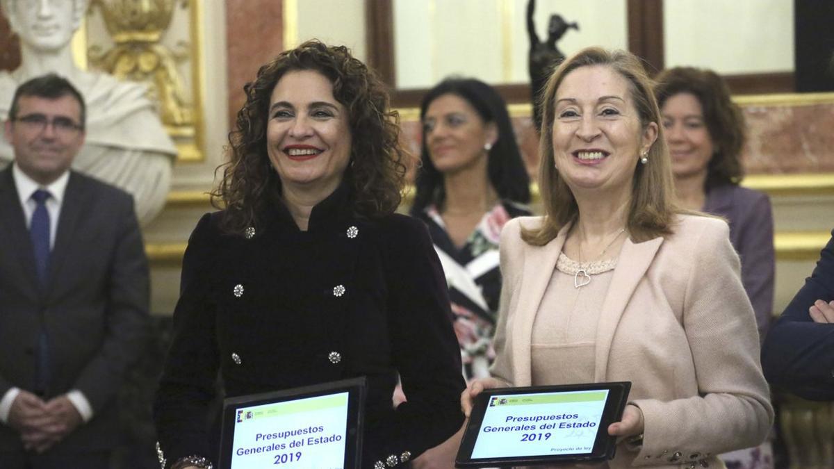 María Jesús Montero y Ana Pastor con los presupuestos de 2019.