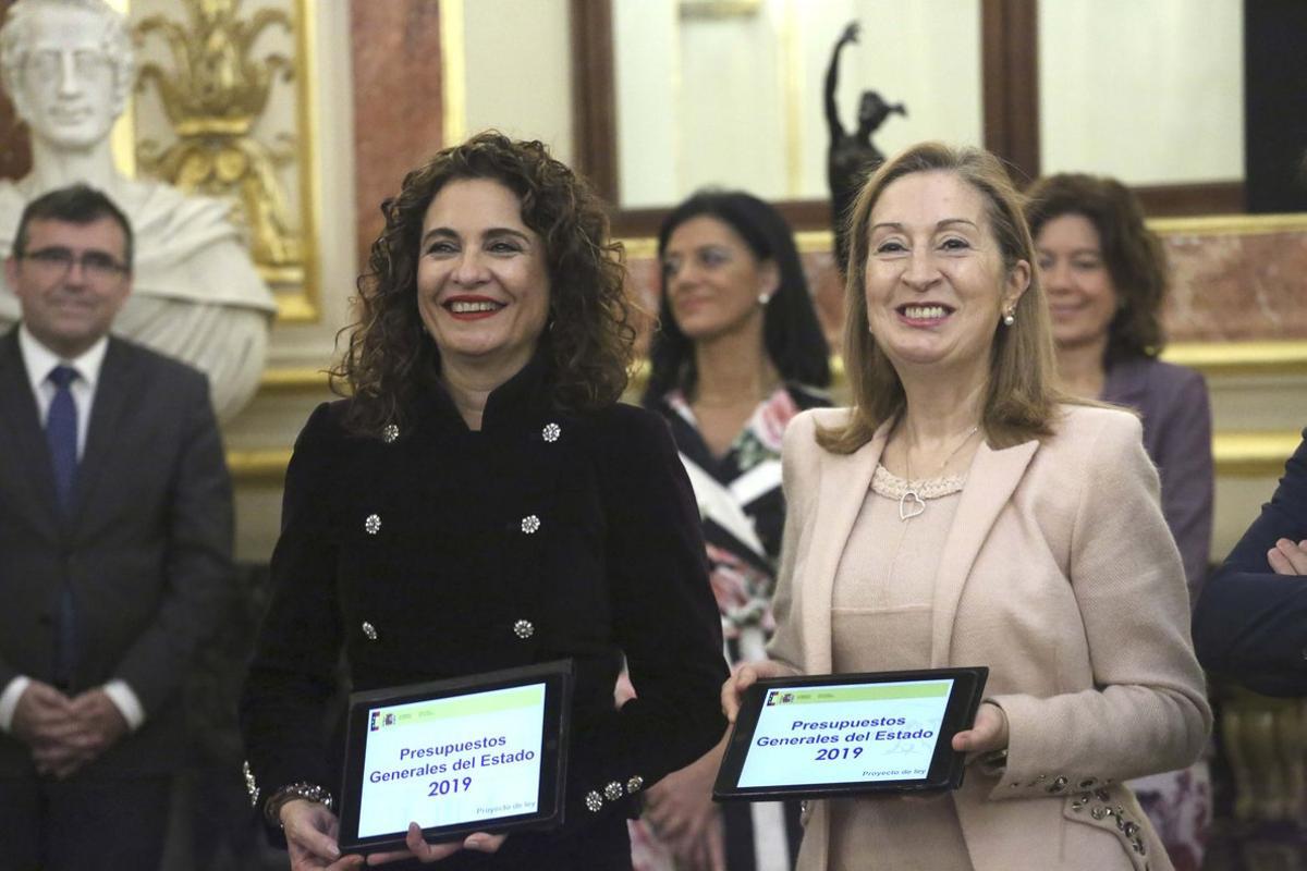 María Jesús Montero y Ana Pastor con los presupuestos de 2019.