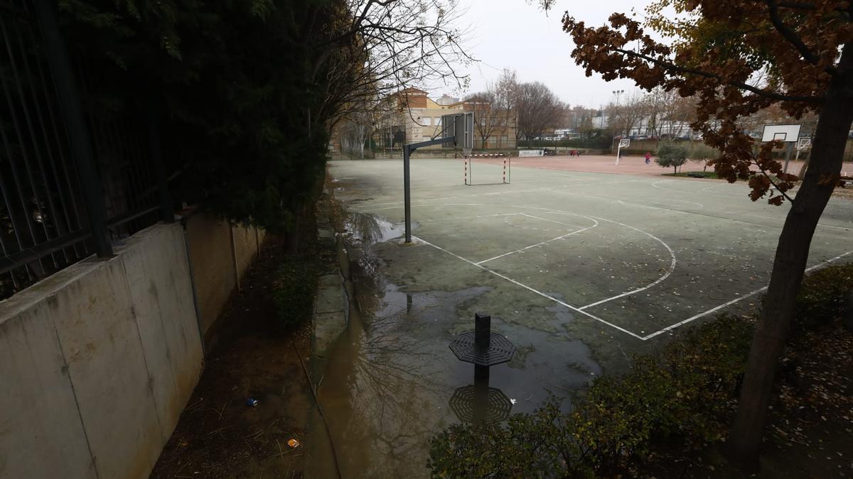 El patio del colegio Jerónimo Zurita ya comenzaba a encharcarse en la tarde de este lunes.