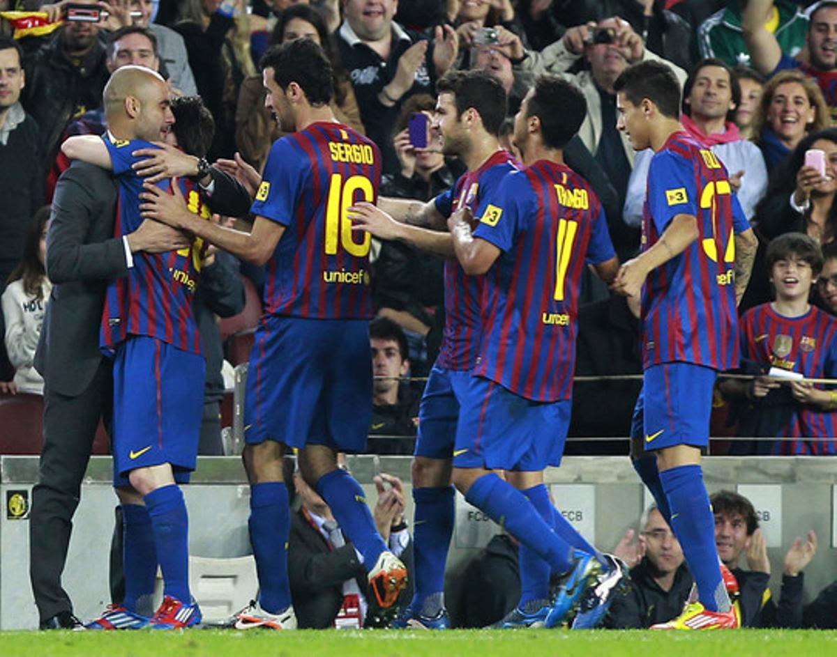 Leo Messi dedica su cuarto gol de la noche a Pep Guardiola con un abrazo y arropado por el resto de los jugadores del Barcelona.