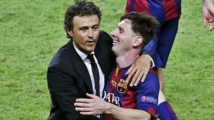 Luis Enrique y Messi se abrazan tras ganar la Champions de 2015.
