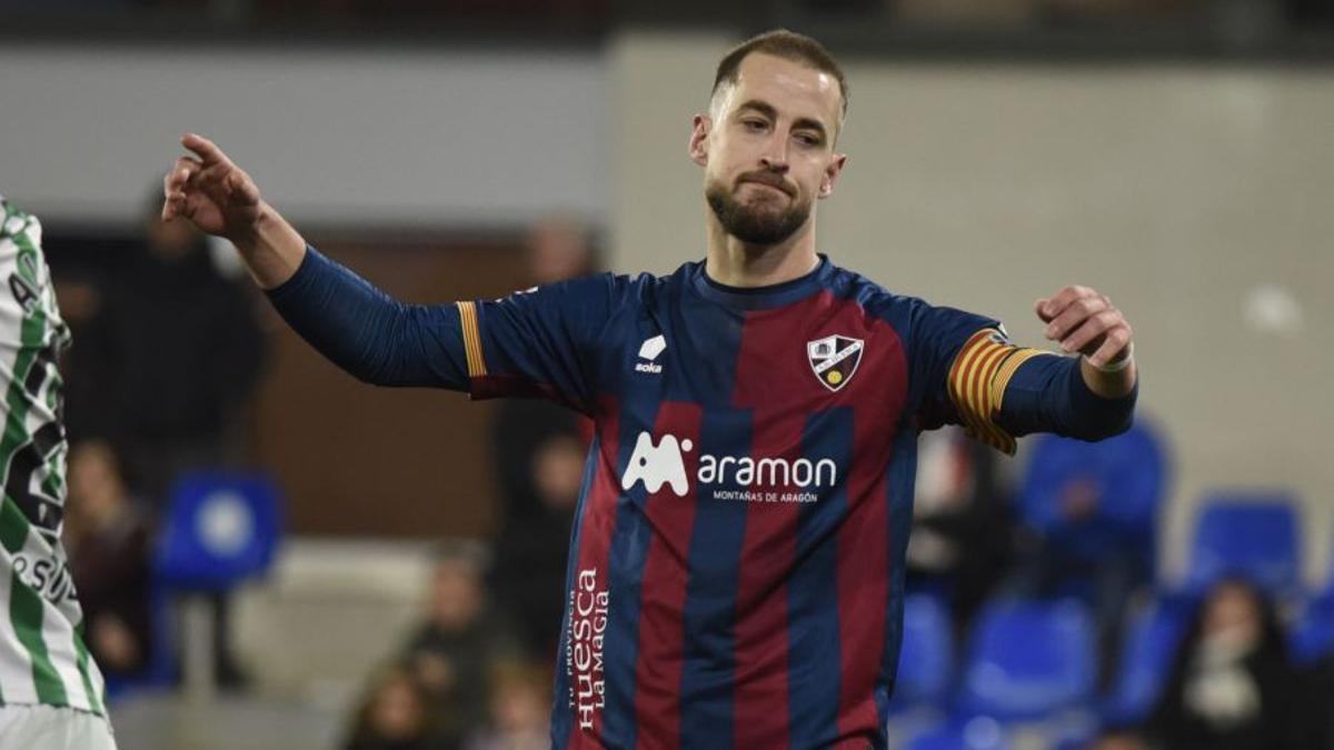 El Huesca pierde en los últimos instantes y cae al descenso (1-2)