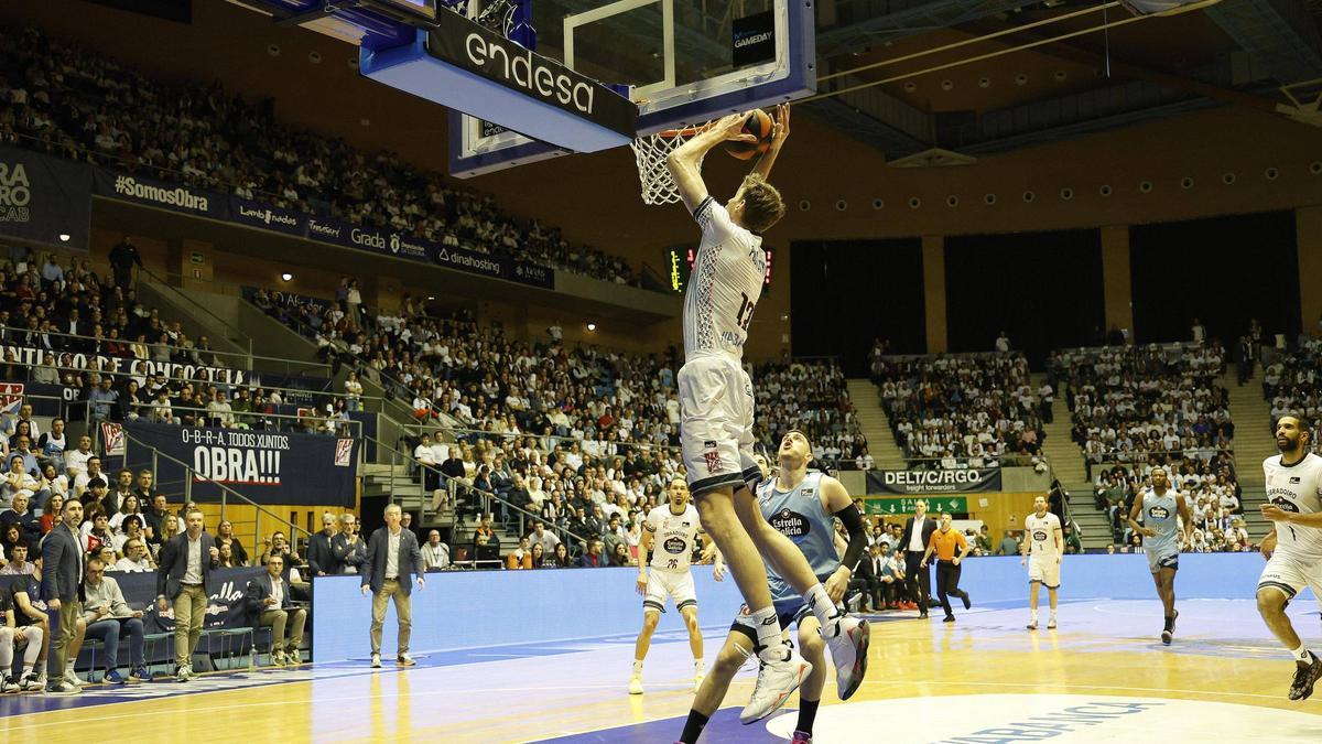 El Obradoiro reina en el derbi con un baloncesto brillante ante el Breogán