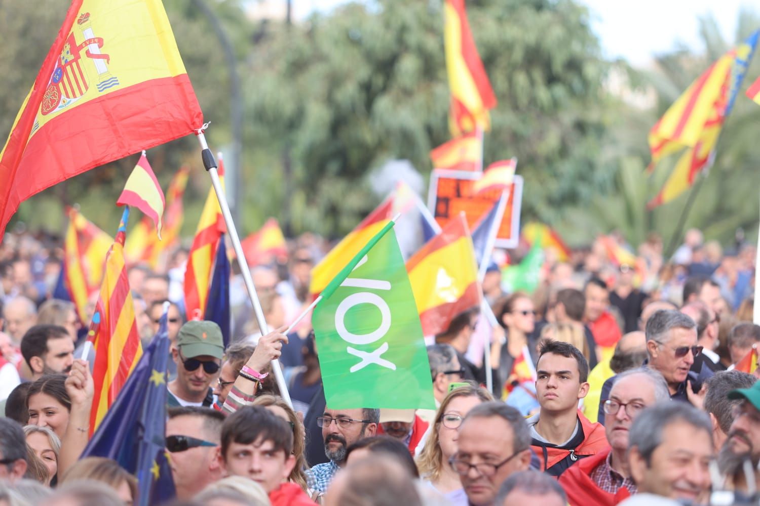 Miles de personas en la manifestación contra el pacto del PSOE y Junts en València