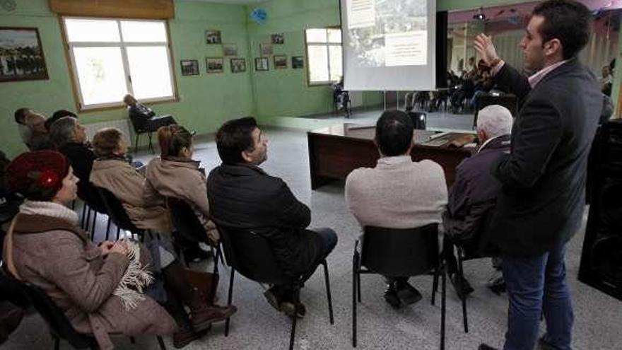 Anxo Rodríguez Lemos explica su trabajo a los asistentes.  // José Lores