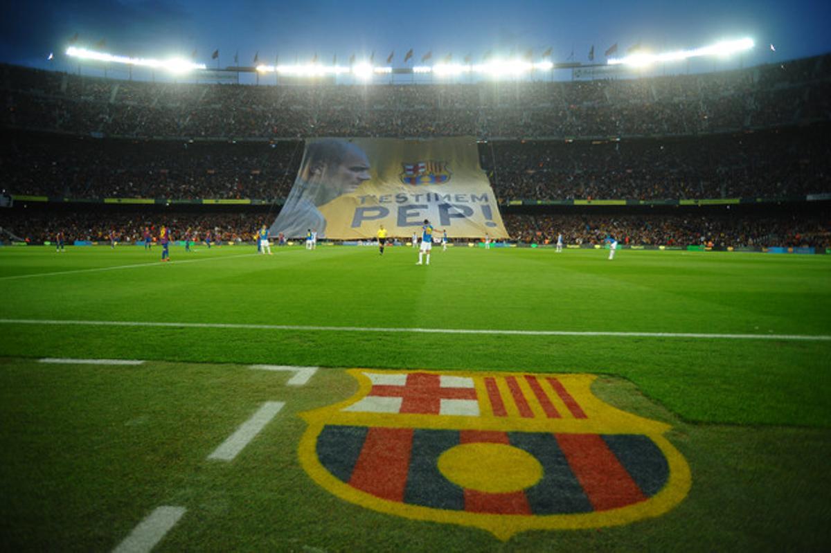 El Camp Nou ha desplegado una gigantesca pancarta para homenajear a Pep Guardiola con la leyenda ’T’estimem Pep’.