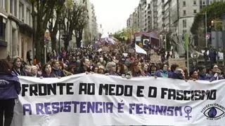 Unha marea violeta reclama paz e igualdade nas rúas viguesas: «De estar viva Rosalía, con nós viría»