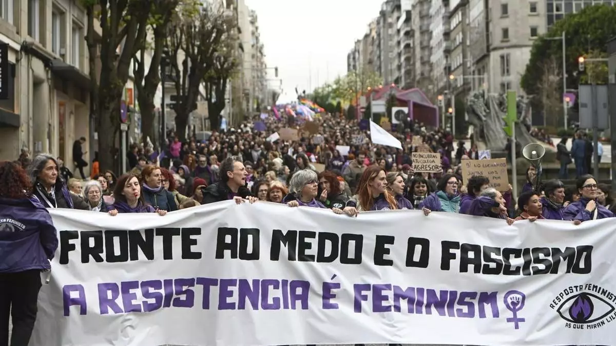 Unha marea violeta reclama paz e igualdade nas rĂșas viguesas: «De estar viva RosalĂa, con nĂłs virĂa»