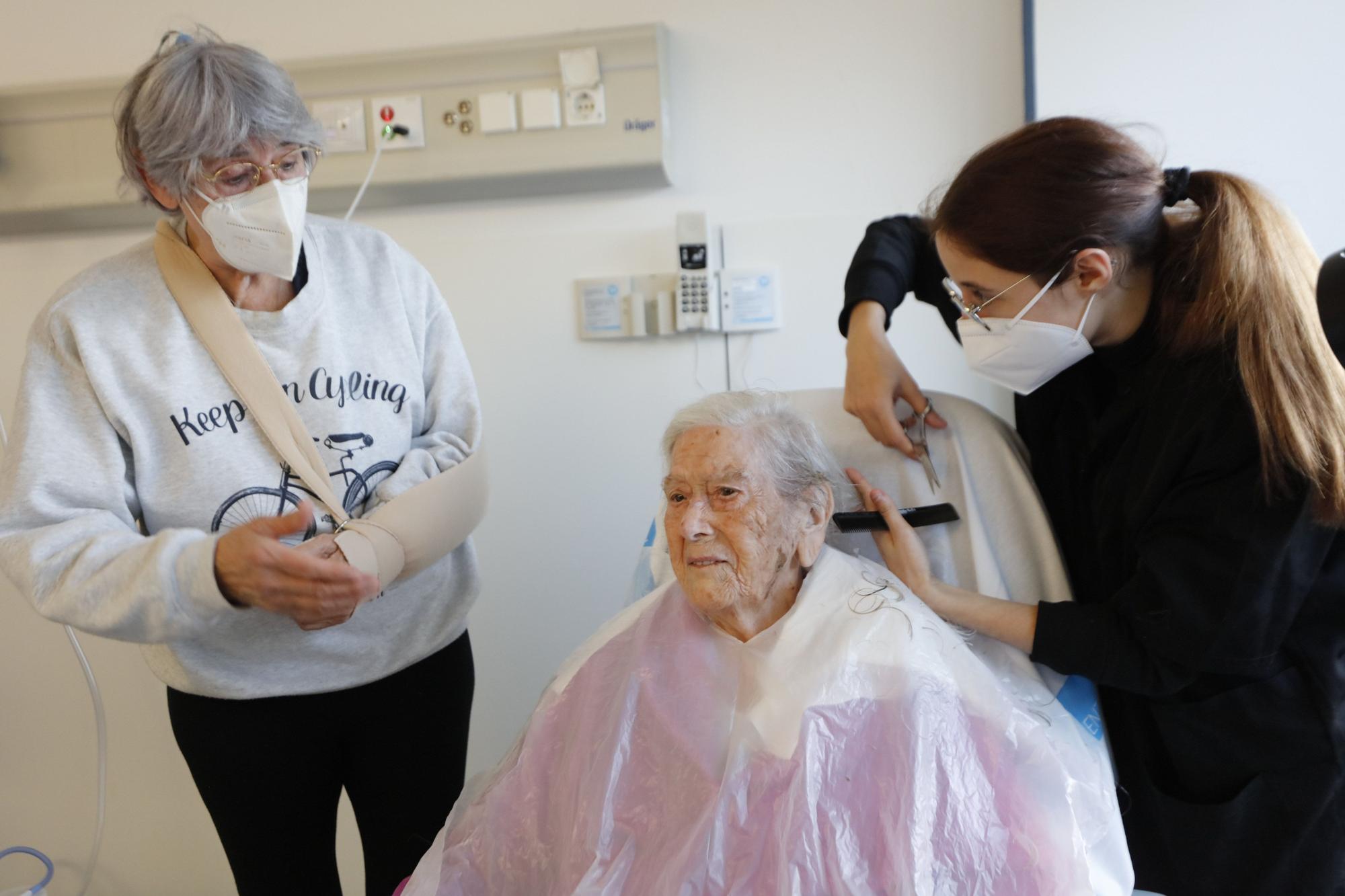 Las alumnas del IES Algarb cortan el pelo a pacientes ingresados en Can Misses