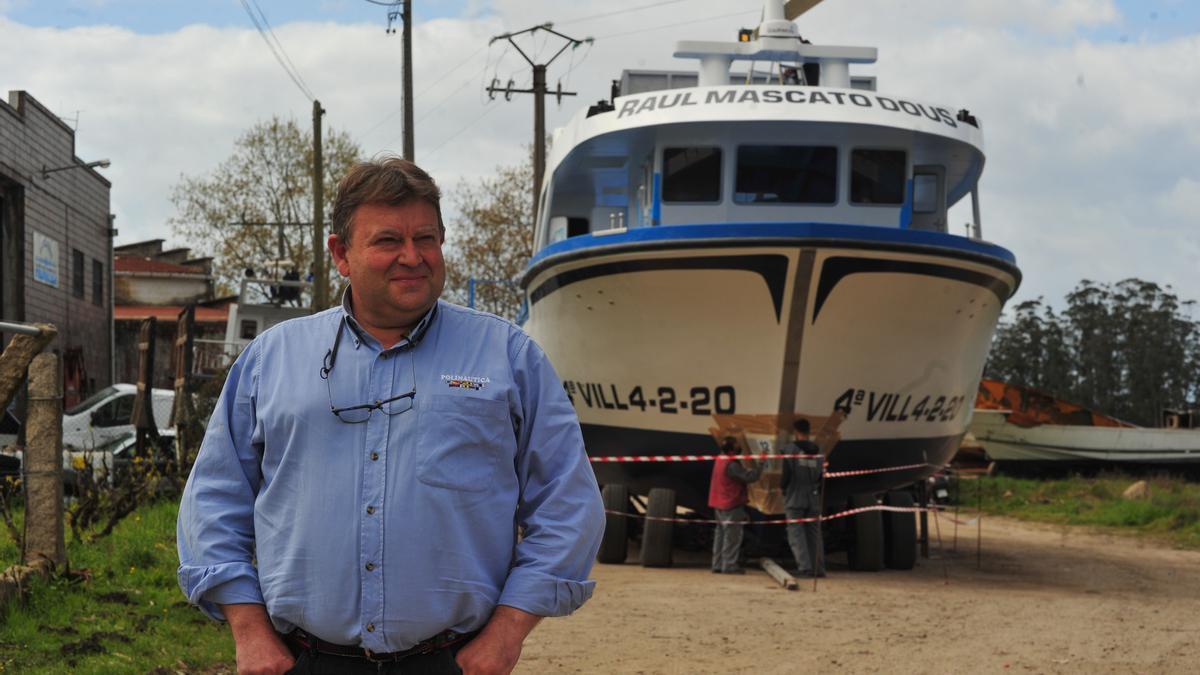 José Luis Núñez, Chicho, posa ante el enorme barco construido en su astillero