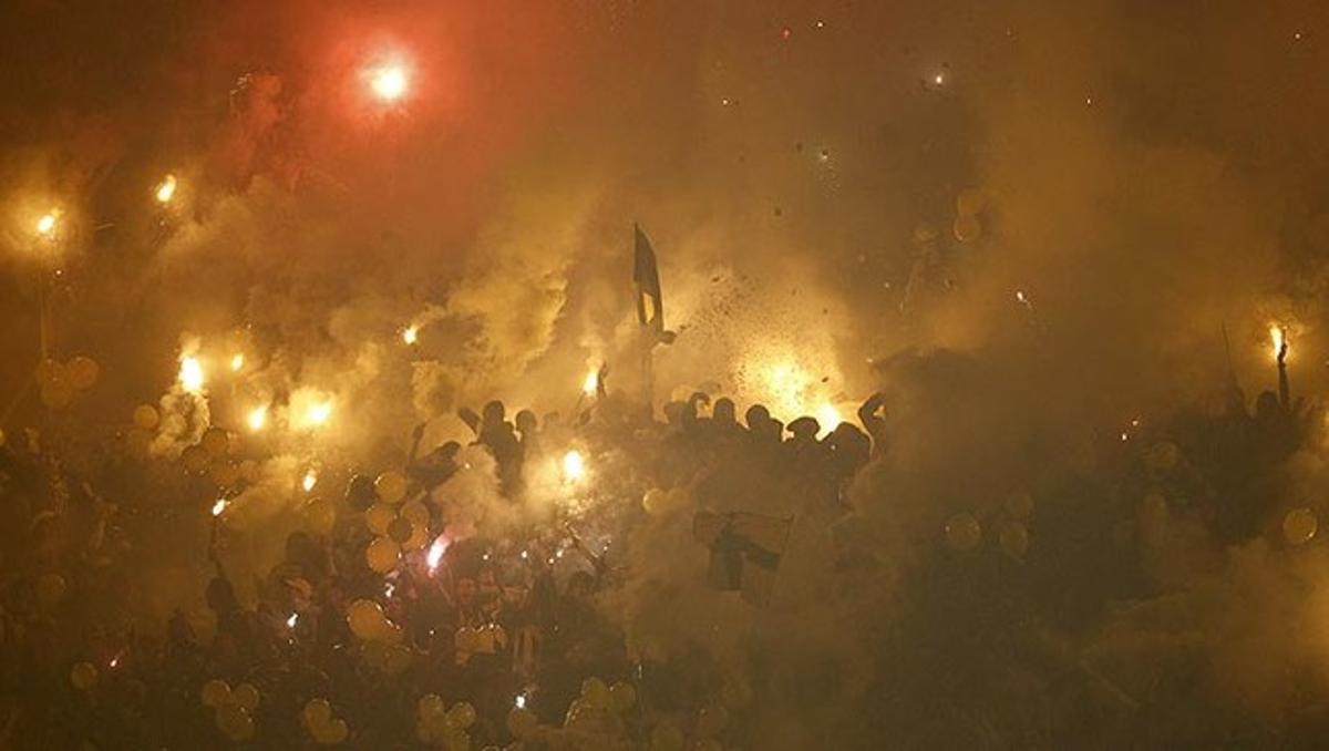 Uns seguidors de l’equip de futbol Peñarol, de l’Uruguai, animen aquest dimecres els jugadors durant el partit davant el Santos, del Brasil, en la final de la Copa Libertadores, que s’ha celebrat a l’estadi Centenario de Montevideo.