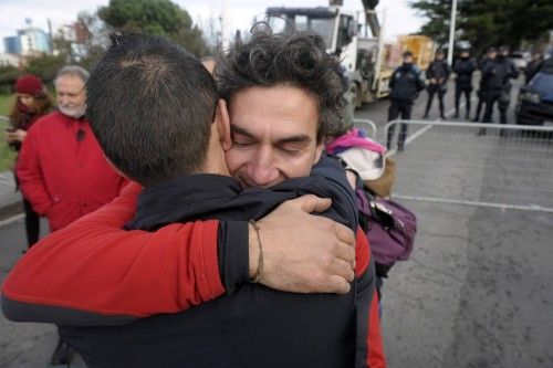 Apoyo a los afectados por el desalojo del ofimático entre un amplio despliegue policial