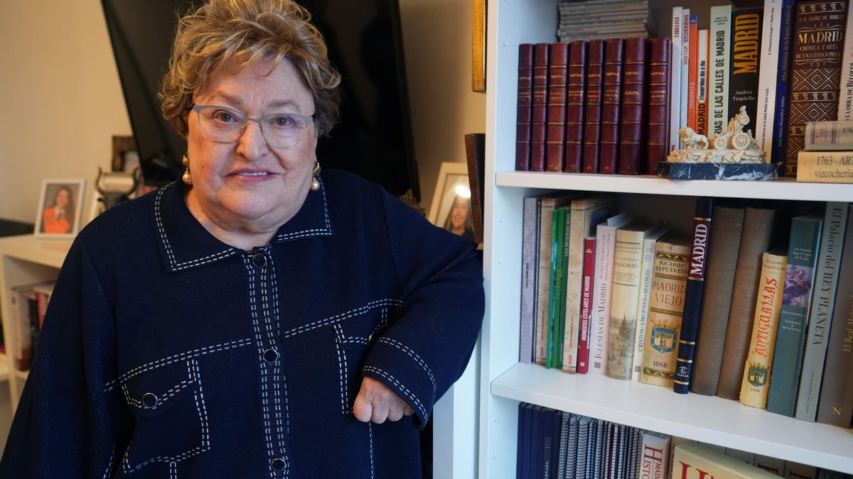 Rosalía Domínguez, junto a parte de su biblioteca sobre historia de la ciudad de Madrid.