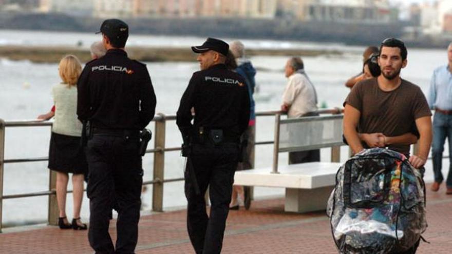 Dos agentes patrullan a pie el paseo de Las Canteras, ayer. i ADOLFO MARRERO