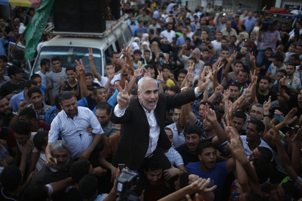El portavoz de Hamas Fawzi Barhoum llevado en hombros por palestinos