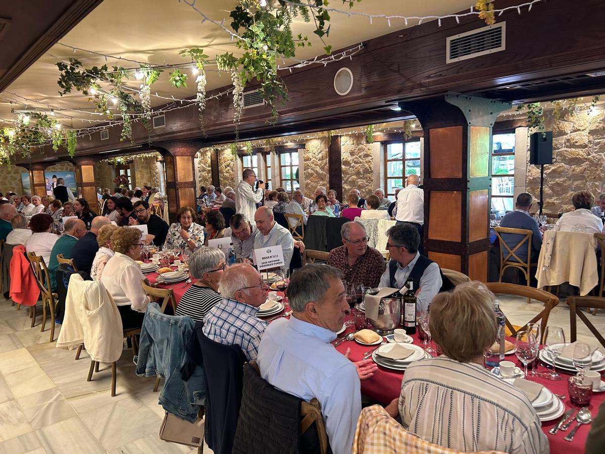 En imágenes: comida anual y reconocimiento de socios del Hogar del Jubilado de El Berrón.