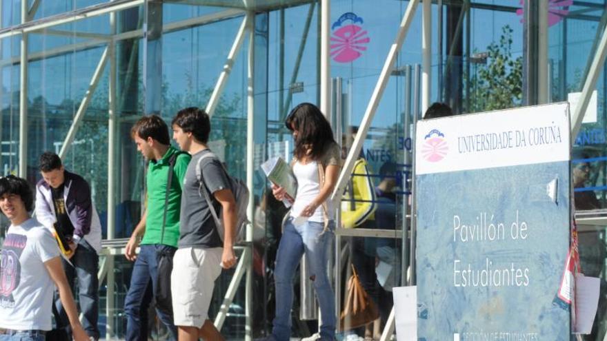 Alumnos entran y salen del Pabellón de Estudiantes de la Universidade da Coruña, en el Campus de Elviña.