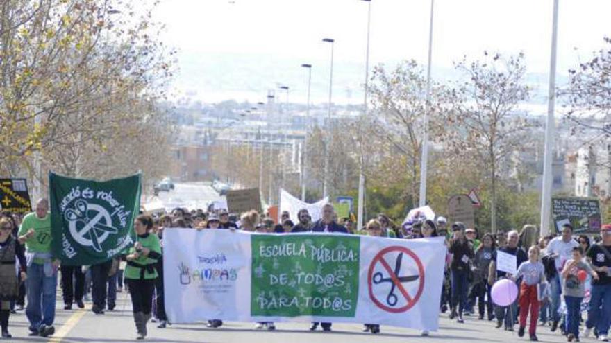 La comunidad educativa toma la calle en Torrevieja