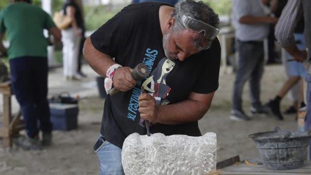 Un cantero durante un certamen en O Hío en 2024.