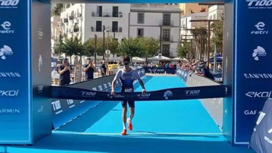 Joan Reixach cruza la línea de meta.