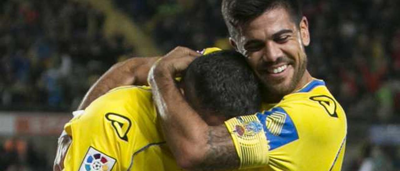 Aythami Artiles abraza a Marcelo Silva, ante el Celta en Copa.