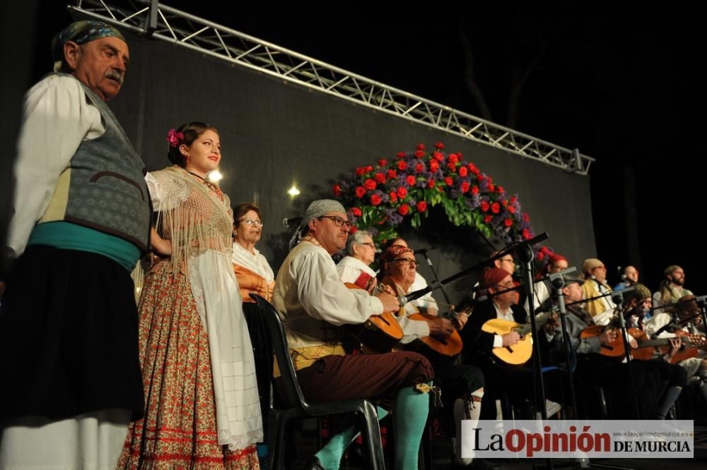 Festival de folclore en el Puente de Hierro