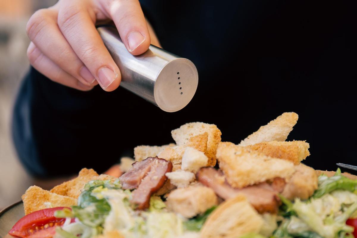 Detrás de ese movimiento, aparentemente automático, se esconden motivaciones muy diferentes según quién sostenga el salero.