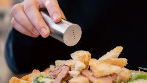 Detrás de ese movimiento, aparentemente automático, se esconden motivaciones muy diferentes según quién sostenga el salero.