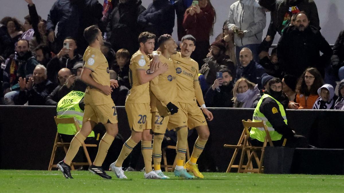 Eric, Sergi Roberto y Bellerín felicitan a Raphinha tras marcar este el 0-1 al Ceuta.