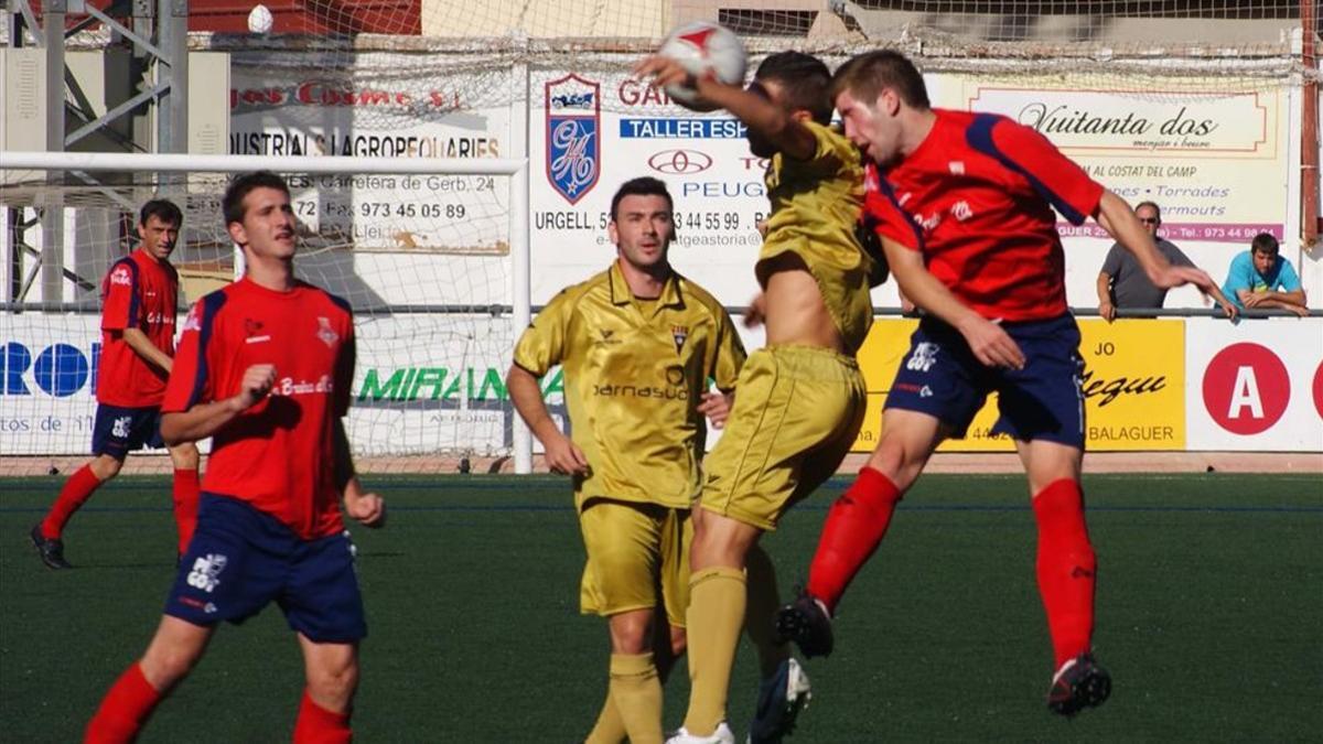 Yeray Darias, a la derecha, en un encuentro entre el Balaguer y el Gavà en 2012