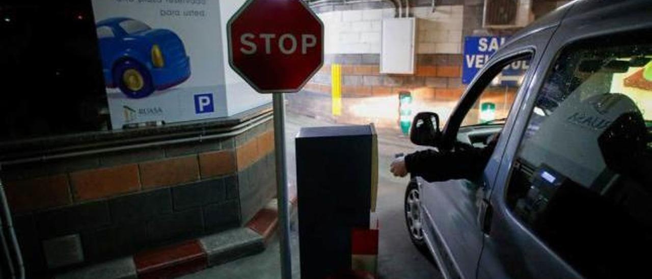 Un vehículo sale del parking de la plaza de España.