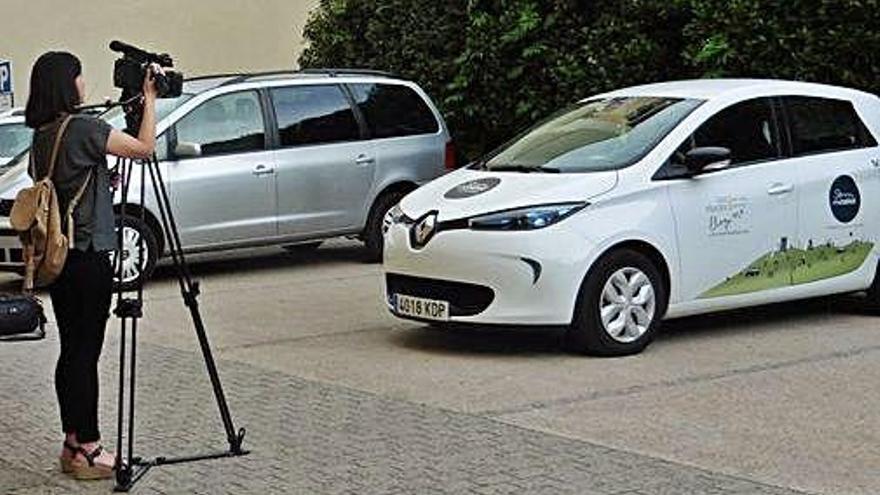 El cotxe, un Renault Zoe, estacionat a l&#039;aparcament del Consell Comarcal.