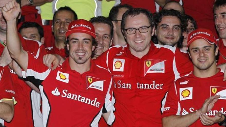 Alonso celebra su triunfo con todo el equipo.