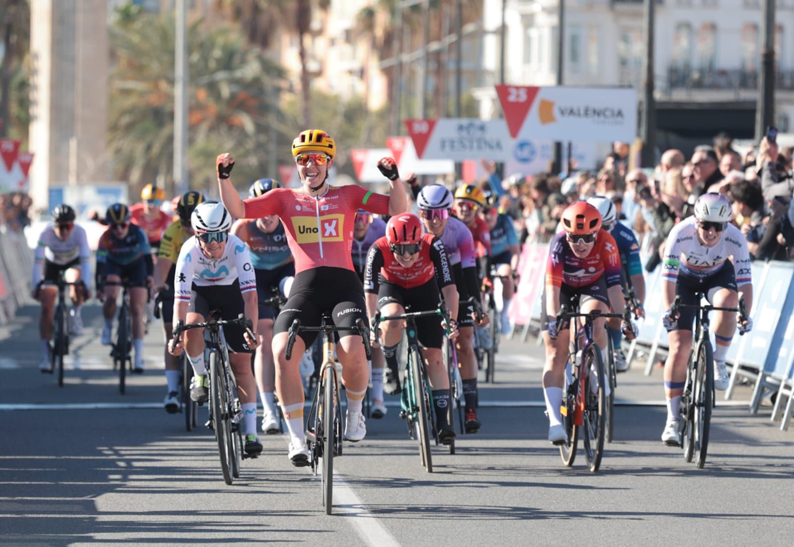 Llegada de féminas en la vuelta ciclista a la Comunitat Valenciana