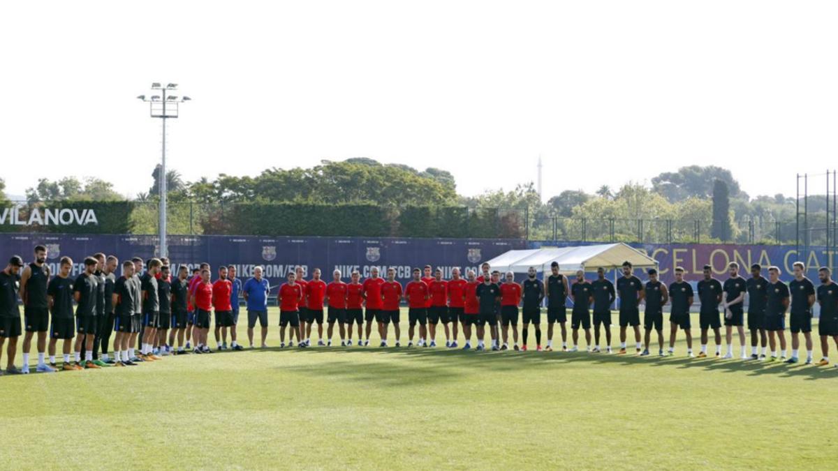 La plantilla del Barça guarda un minuto de silencio por las víctimas