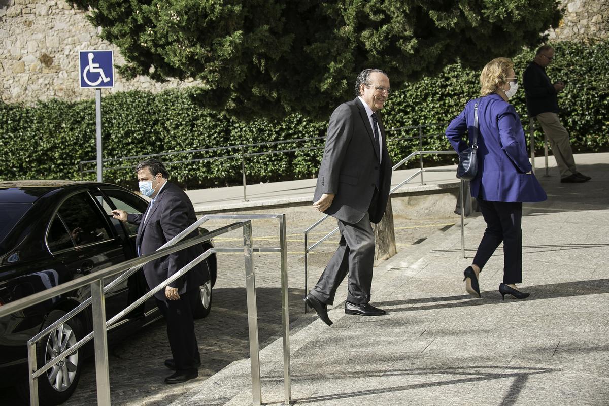 Javier Moll y Arantza Sarasola, a su llegada al funeral de Antonio Franco.