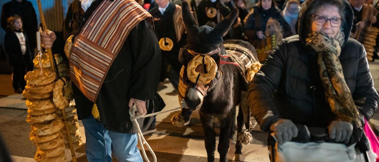 Integrantes de la Cofradía del Cencerro con el burro Bolinche.