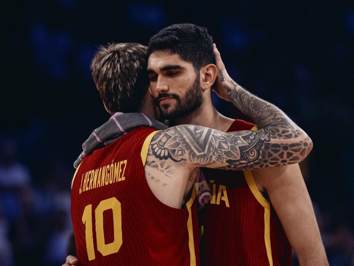 Juancho Hernangomez y Santi Aldama se saludan tras un partido de la selección española de baloncesto
